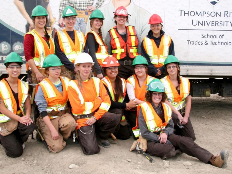 women-in-trades-group-photo-y-dream-home-1400px-crop