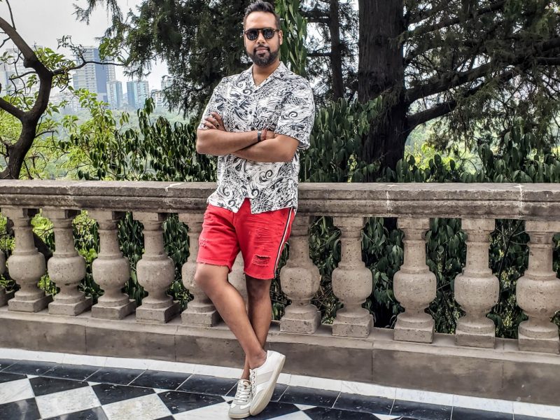 Photo of lifestyle and fashion blogger – Sultan SandurSultan Sandur