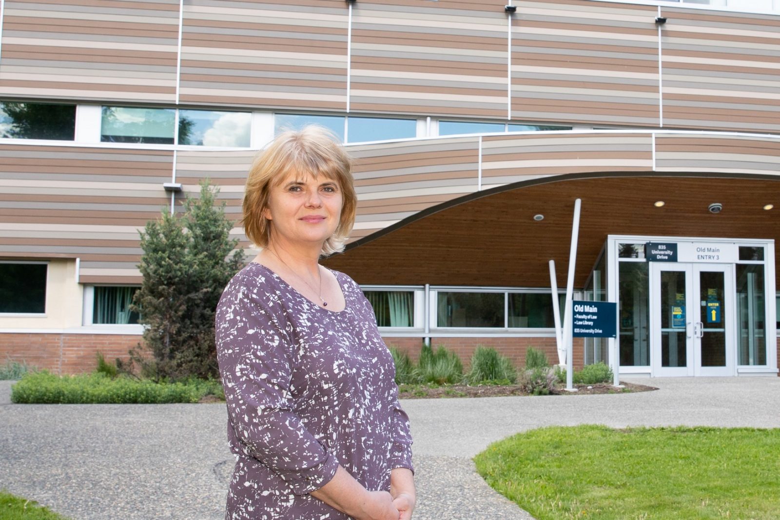 Photo of Izabela Mazur outdoors on campus